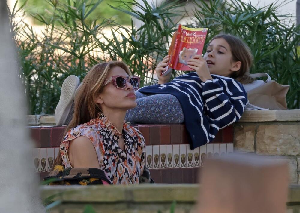 Rajan Gosling i Eva Mendez u parku sa ćerkama
