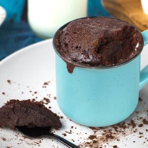 Kako napraviti čokoladni kolač za 60 sekundi? Neodoljiva brza poslastica koju možete servirati u šolji