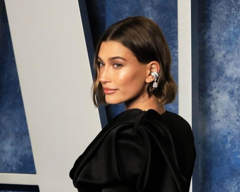 Hailey Bieber používá parfém Fleur Narcotique od Ex Nihilo.