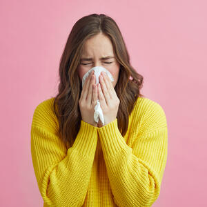Prehlada ili — nešto drugo? Suv jutarnji kašalj, nos koji curi ili kijanje mogu da ukažu da imate SASVIM DRUGI PROBLEM