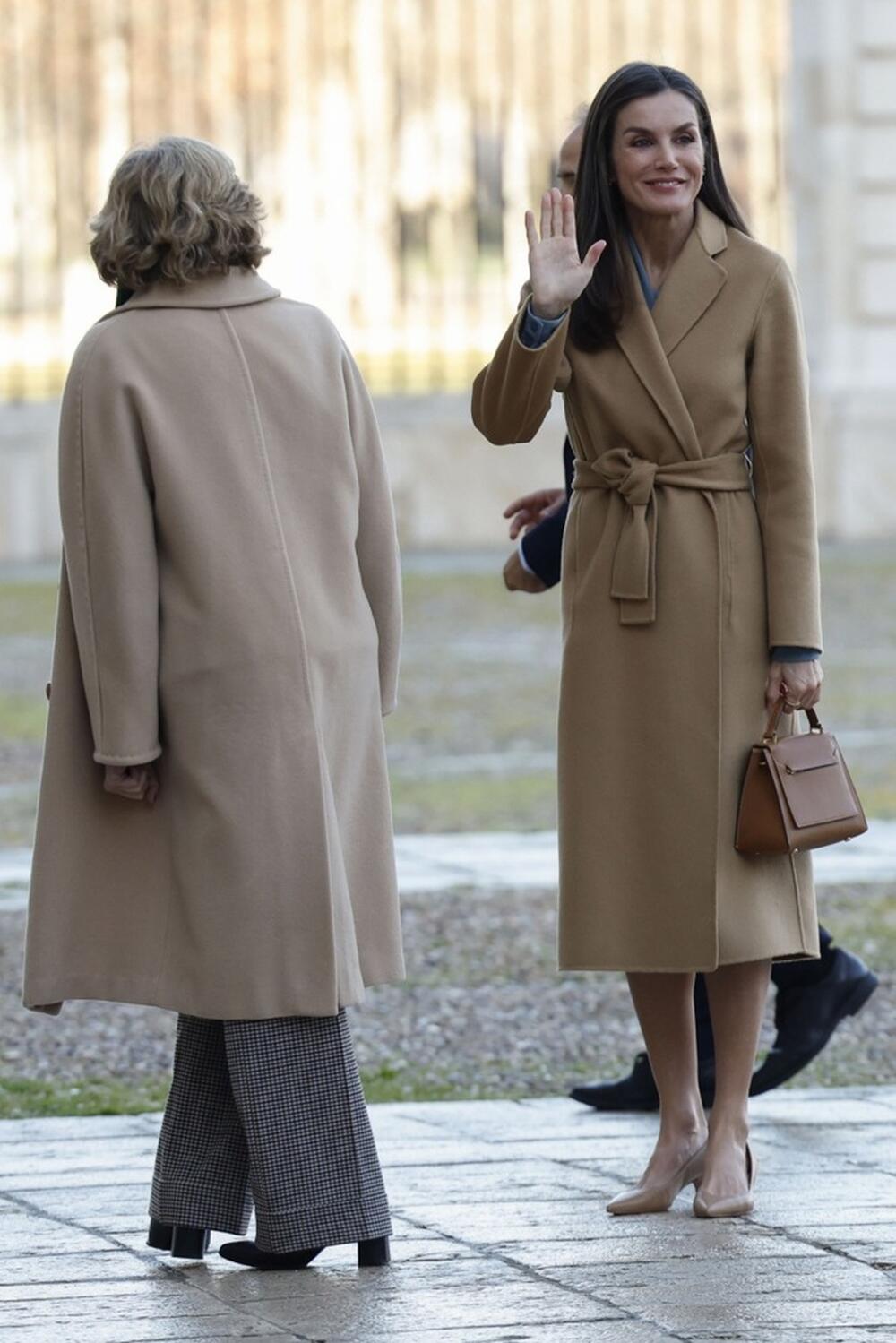 <p>Neobičan spoj dve boje učinio je da se o ovoj odevnoj kombinaciji kraljice Leticije piše u svim evropskim medijima </p>