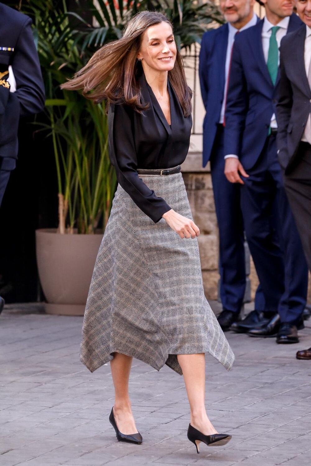 Španska kraljica Leticija u kariranoj i sivoj midi-suknji