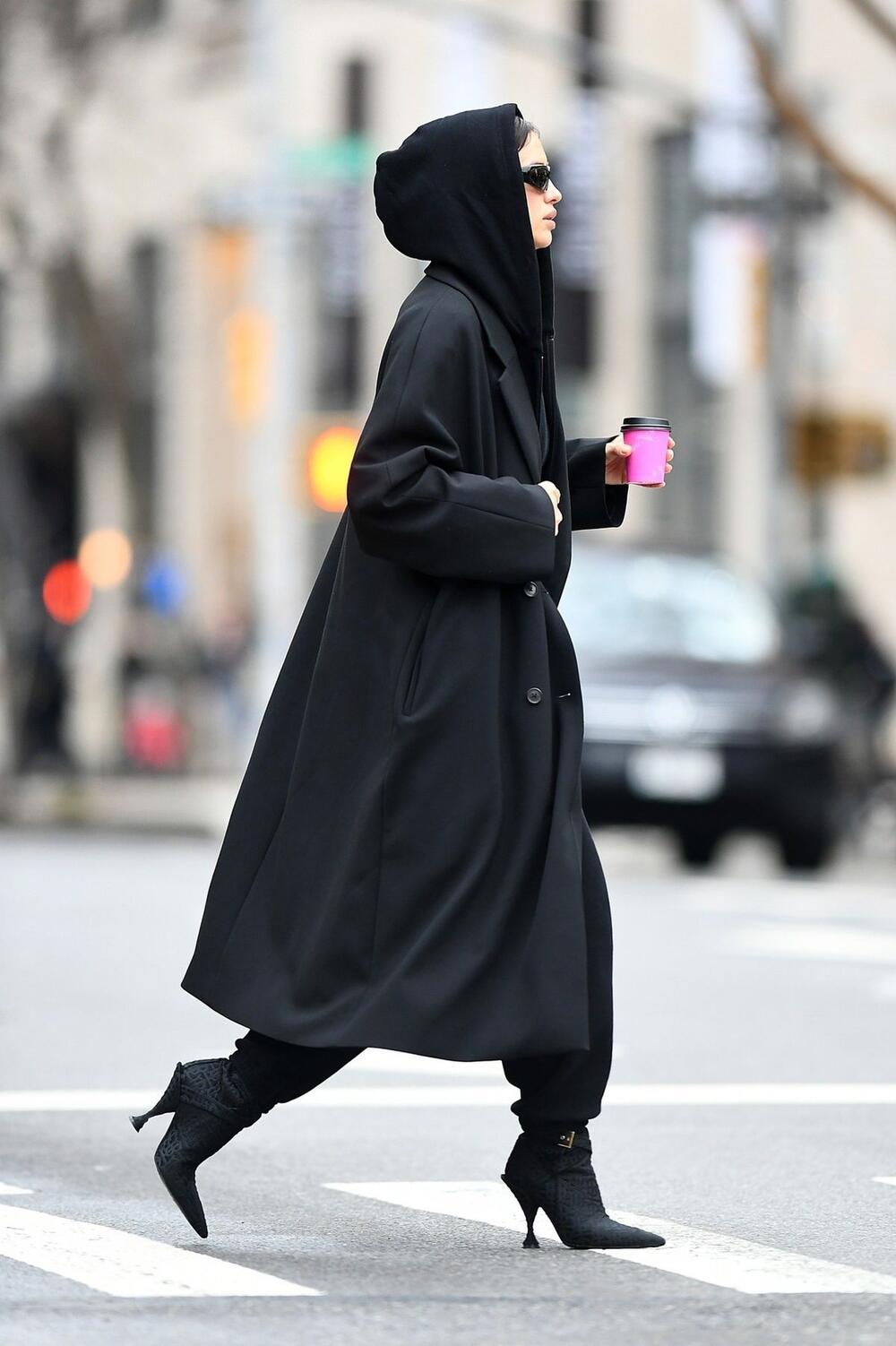 Crna modna kombinacija Irine Šajk sastavljena od čizama, duksa i elegantnog kaputa