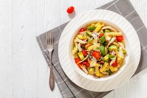 OSVEŽAVAJUĆE i LAKO za spremanje: LETNJI RUČAK koji spaja italijansku i grčku kuhinju gotov je za SAMO 20 MINUTA