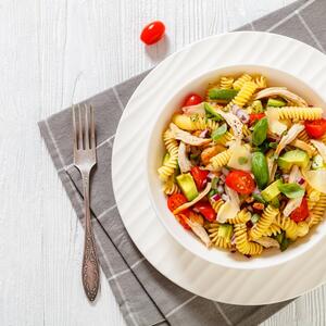 OSVEŽAVAJUĆE i LAKO za spremanje: LETNJI RUČAK koji spaja italijansku i grčku kuhinju gotov je za SAMO 20 MINUTA