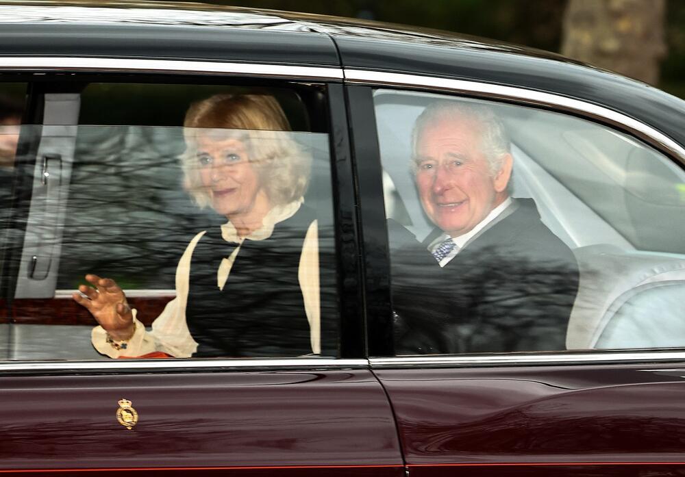 Kralj Čarls i kraljica Kamila pre odlaska u Norfolk