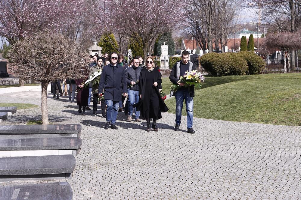 Na poslednjoj godišnjici pojavio se u društvu majke Ružice