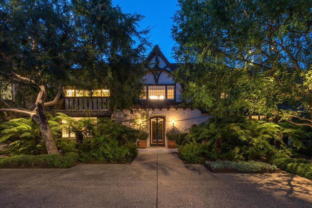 <p>Luksuzna vila u kojoj su živeli Bred Pit i Dženifer Aniston dok su bili u ljubavi još uvek se smatra za jedan od najlepših domova slavnih.  </p>