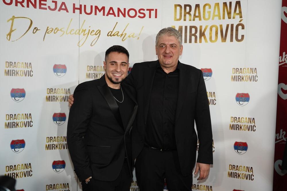 <p>Toni Bijelić sa decom Markom i Manuelom došao je kao podrška Dragani Mirković pred njen važan koncert u Beogradu.</p>