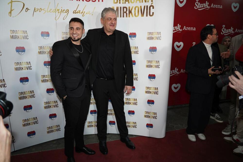 <p>Toni Bijelić sa decom Markom i Manuelom došao je kao podrška Dragani Mirković pred njen važan koncert u Beogradu.</p>