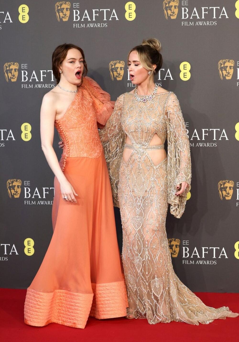 Ema Stoun i Emili Blant na dodeli BAFTA nagrada u Londonu