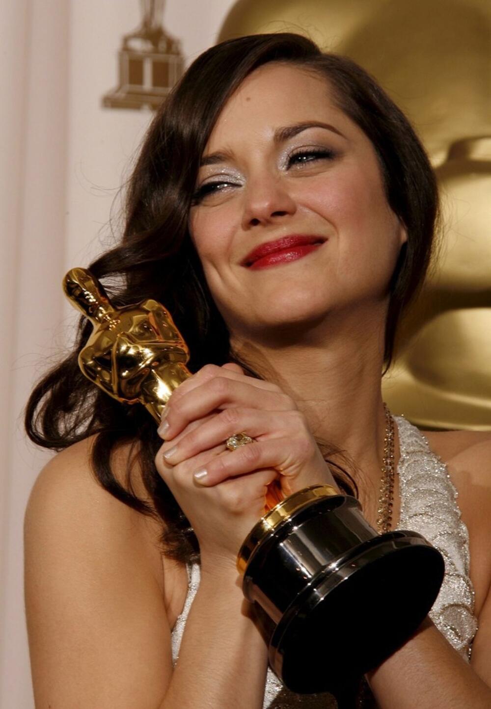 Marion Kotijar osvojila je Oskara 2008. godine, za ulogu Edit Pjaf u 'Životu u ružičastom'  (fr.  La Vie en Rose)