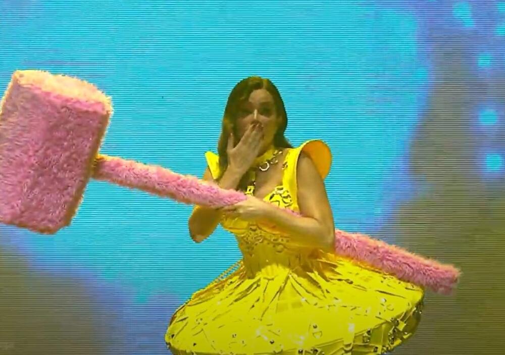 Severina u žutoj mini-haljini sa krinolinom na nastupu grupe Let 3 na Dori 2024.
