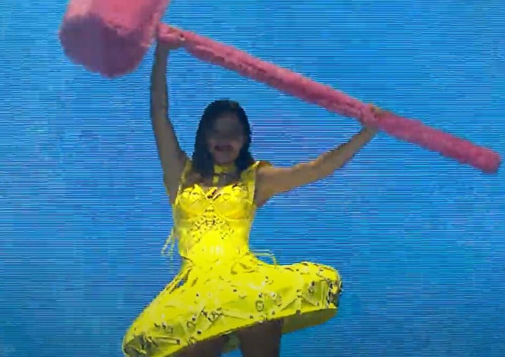 Severina u žutoj mini-haljini sa krinolinom na nastupu grupe Let 3 na Dori 2024.