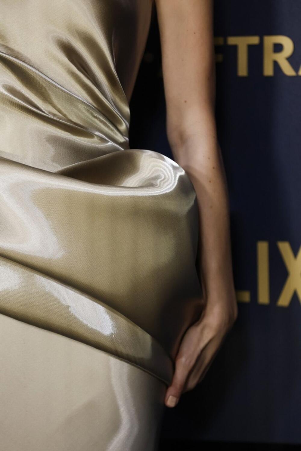 Keri Maligan uz zlatnoj Armani Privé haljini na dodeli SAG nagrada 2024.