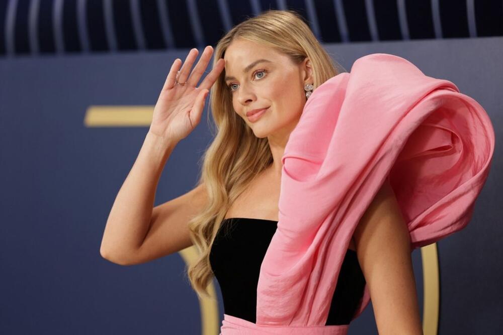 <p>Australijska filmska zvezda nosila je od jula 2023, kada je premijerno prikazan film "Barbi", desetine stajlinga inspirisanih slavnom lutkom, ali ovo bi moglo  da bude najbolje</p>