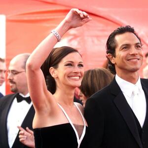 Valentino je zbog nje probdeo noć uz TV: Haljinu u kojoj je osvojila Oskara Džulija Roberts čuva na neočekivanom mestu