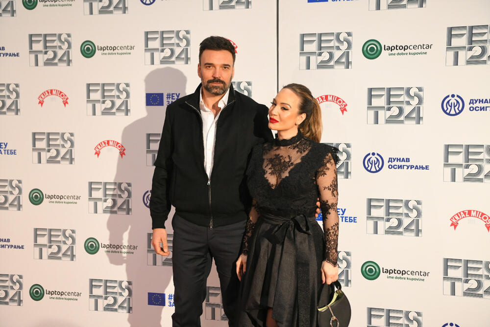<p>Jelena Tomašević i Ivan Bosiljčić u ljubavi su od 2008. godine, a njihova ljubavna priča nije tipična.</p>