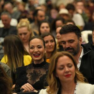 Svedeno, damski & mami poglede: Jelena Tomašević na 52. FEST-u hipnotisala elegantnim izdanjem u njenom stilu