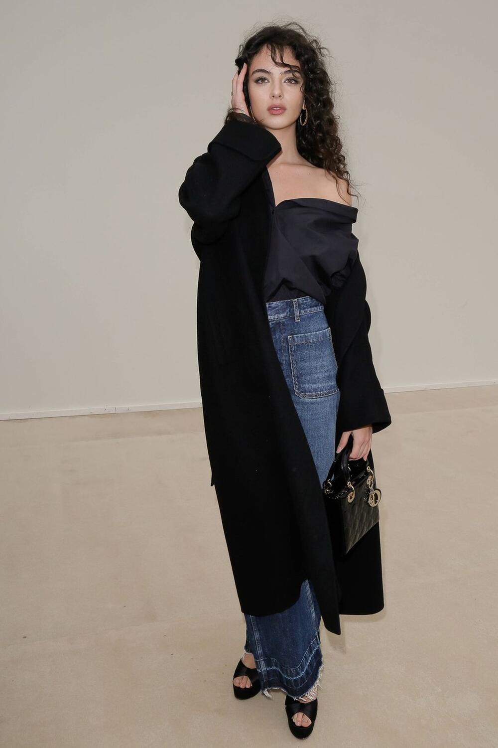 Ćerka Monike Beluči u zvonastim farmerkama na reviji brenda Dior u Parizu