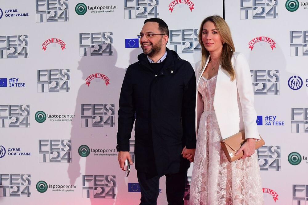 <p>Dubravka Đedović Handanović za zatvaranje 52. FEST-a birala je modnu magiju u beloj boji.</p>