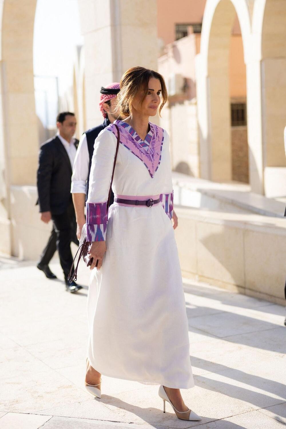 Kraljica Ranija od Jordana u tradicionalnoj jordanskoj haljini