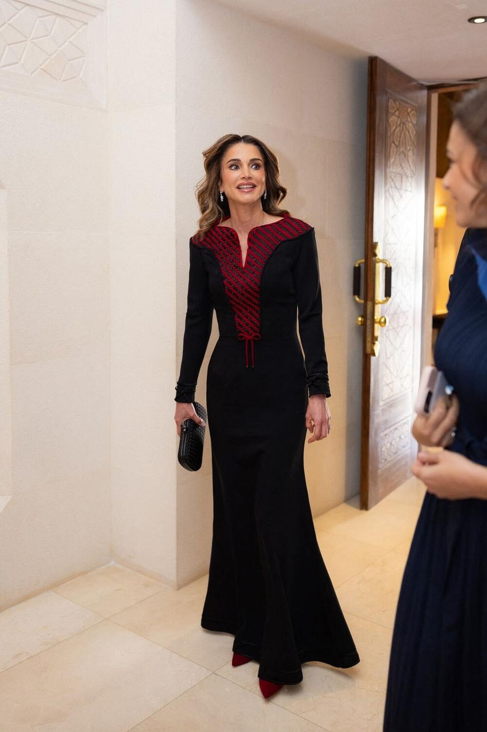 Kraljica Ranija od Jordana u tradicionalnoj haljini, sa crvenim salonkama i Bottega Veneta tašnicom