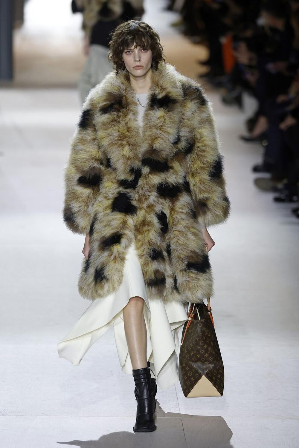 Kravlji print na bundi u okviru nove kolekcije brenda Louis Vuitton za jesen i zimu 2024.