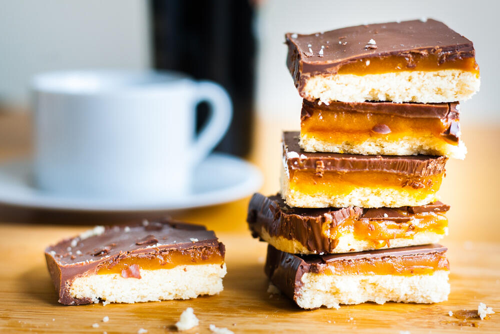 Čokoladna glazura, sloj karamele i biskvit: savršeni Milionerov kolač!
