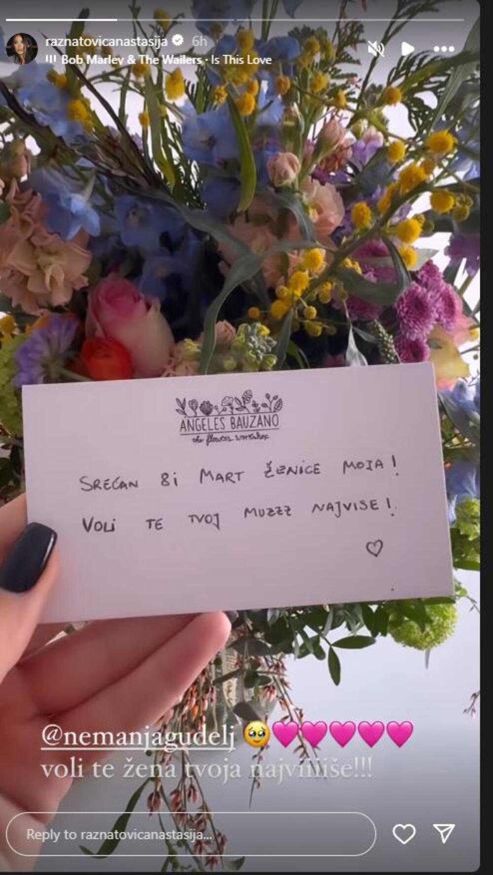 Uz cveće je stigla i posebna poruka ljubavi 