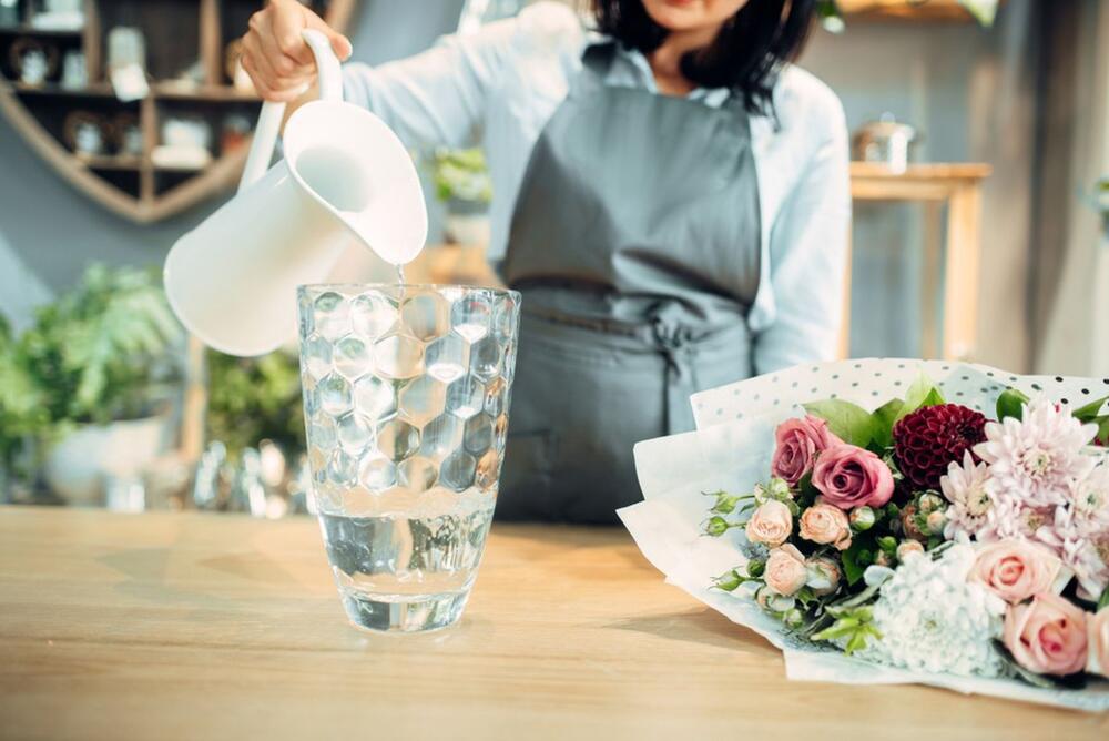 Vodu u vazi sa cvećem treba menjati redovno