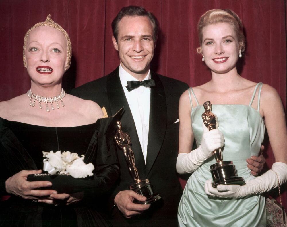Bet Dejvis, Marlon Brando i Grejs Keli na dodeli Oskara 1955.