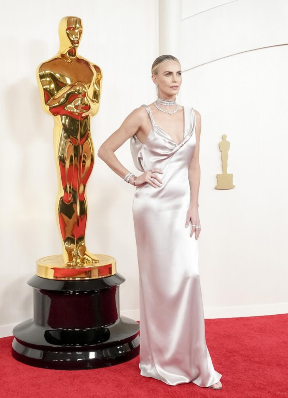 <p>Predivna haljina od svile i satena u kojoj se Šarliz Teron pojavila na dodeli Oskara može stati na crtu njenom izdanju od pre 20 godina.</p>
