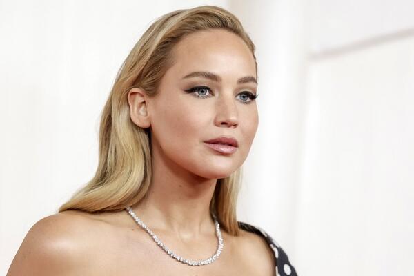 Deluju kao fejslifting za 5 minuta: Ako imate spuštene kapke, ovi trikovi s maskarom i ajlajnerom će vam promeniti život