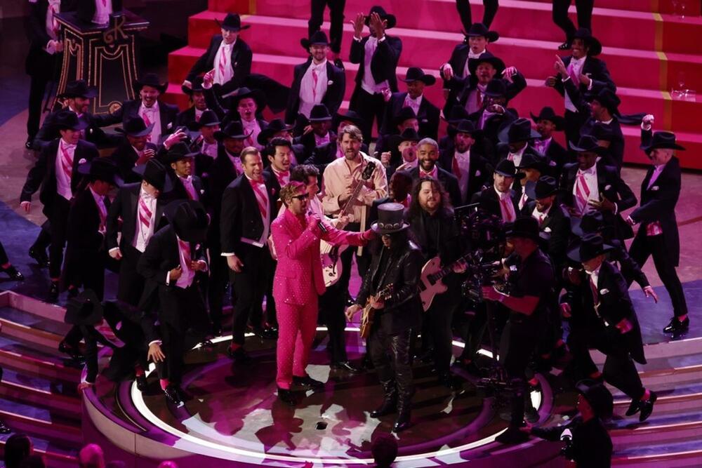 Rajan Gosling na 96. dodeli Oskara, prilikom izvođenja pesme I'm Just Ken iz filma "Barbi"