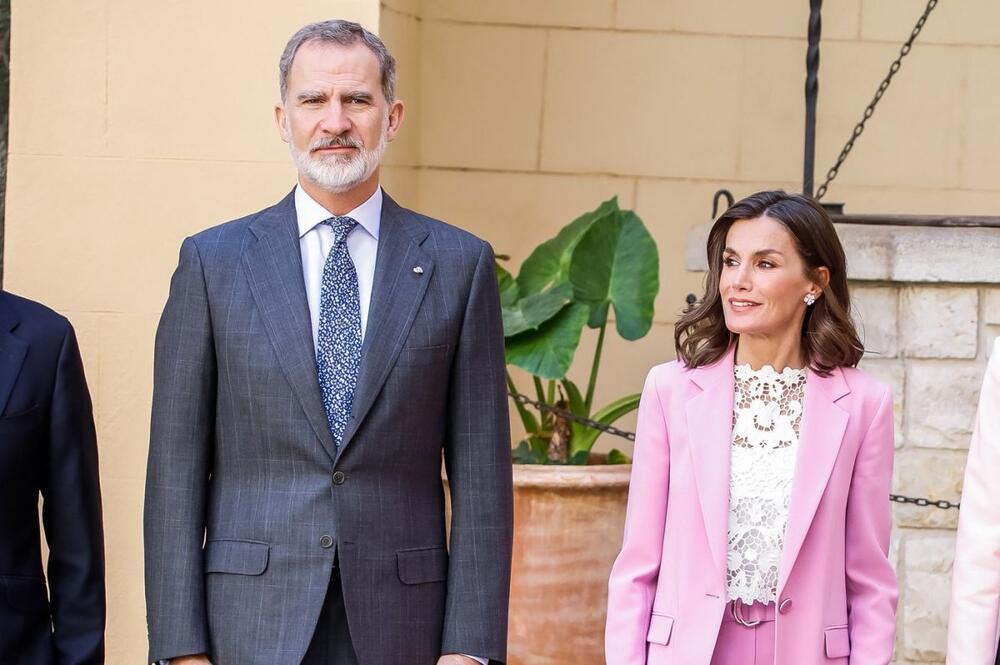 Kraljica Leticija od Španije u Hugo Boss odelu i bluzi nazvanoj po njoj