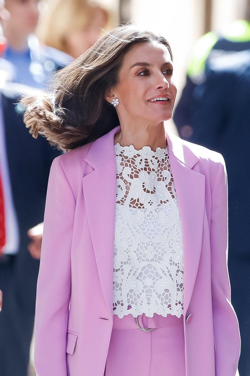 Španska kraljica Leticija u roze-beloj kombinaciji
