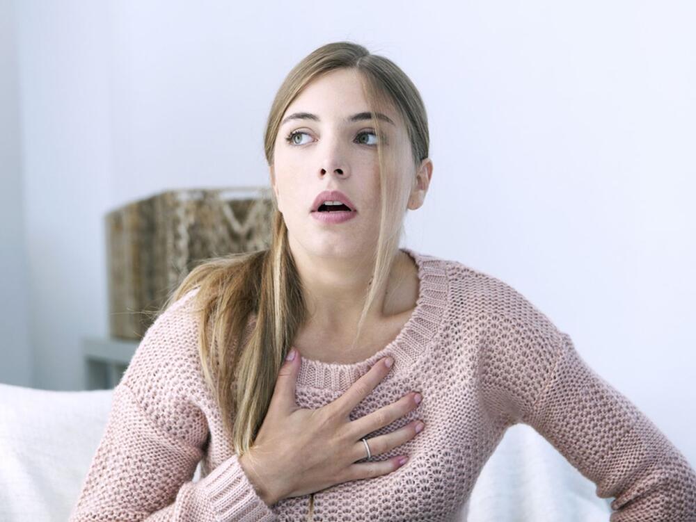Bol u grudima prilikom disanja može da izazove niz stanja, a ostali simptomi mogu vam pomoći da odredite koliko je stanje hitno
