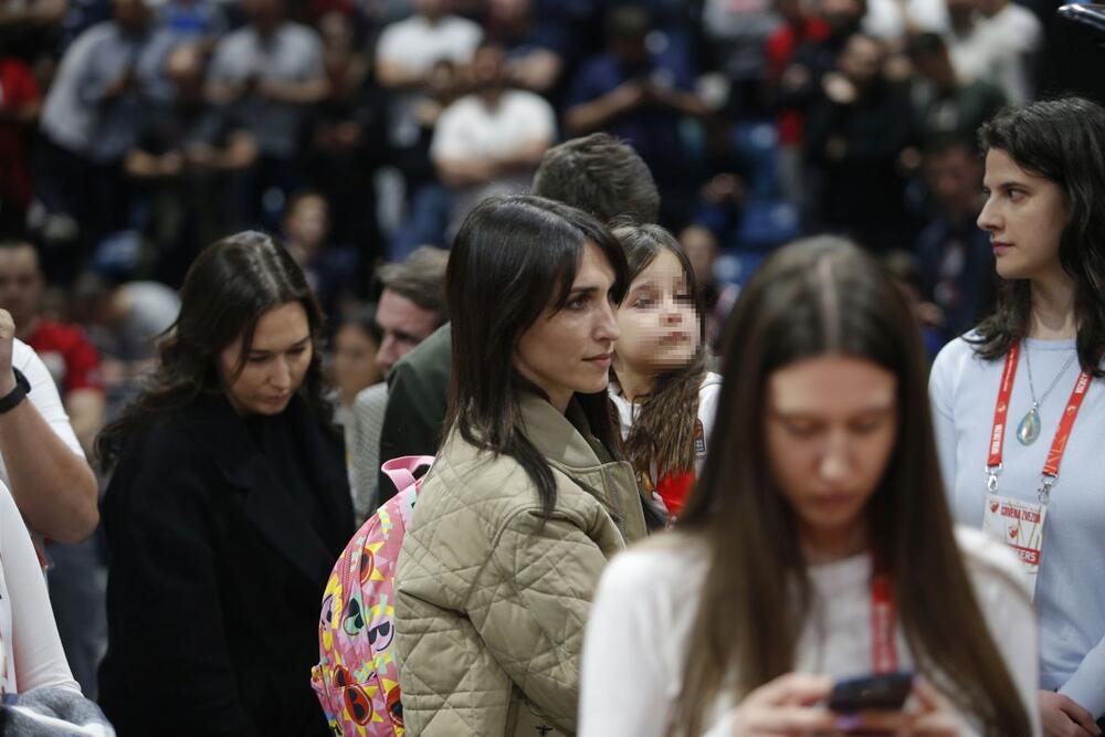 <p>Popularna glumica često se okreće modnim klasicima, a ova jednostavna i pristupačna, ali vrlo efektna jakna svakako je među njima</p>