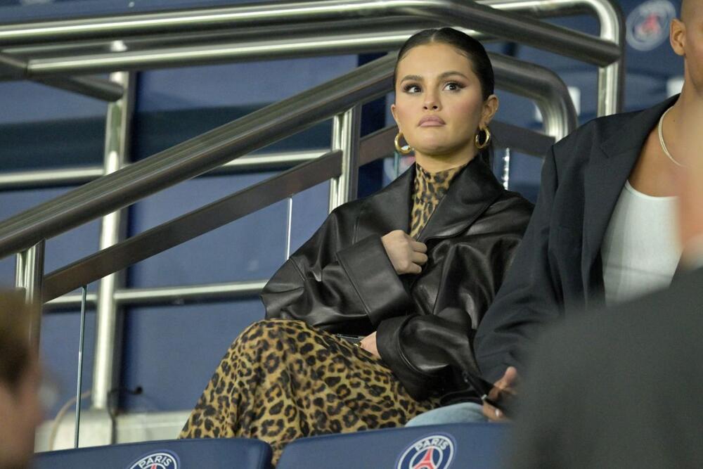 Selena Gomez u kombinaciji crne kožne jakne i leopard haljine