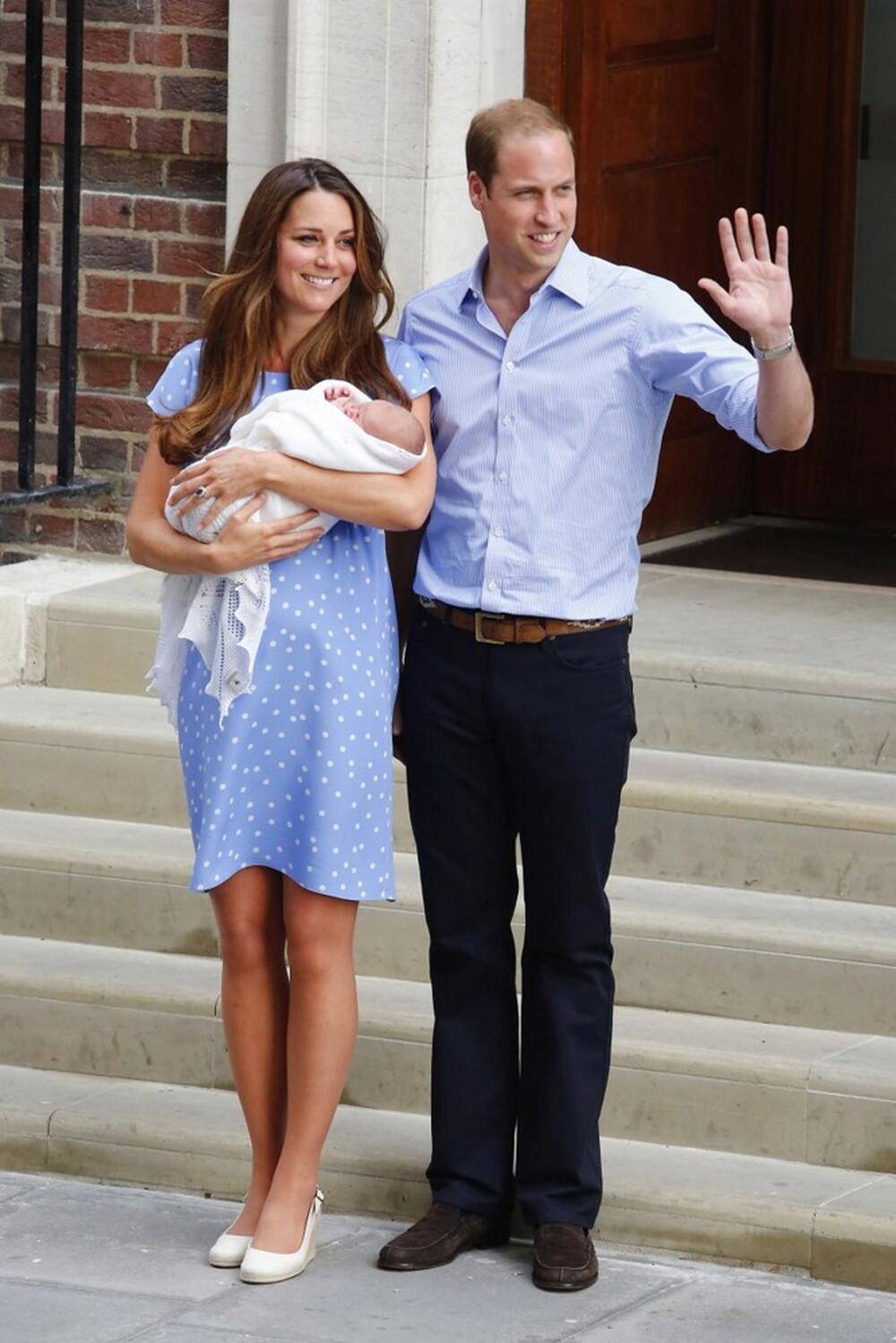Kejt Midlton ispred bolnice nekoliko sati posle rođenja princa Džordža