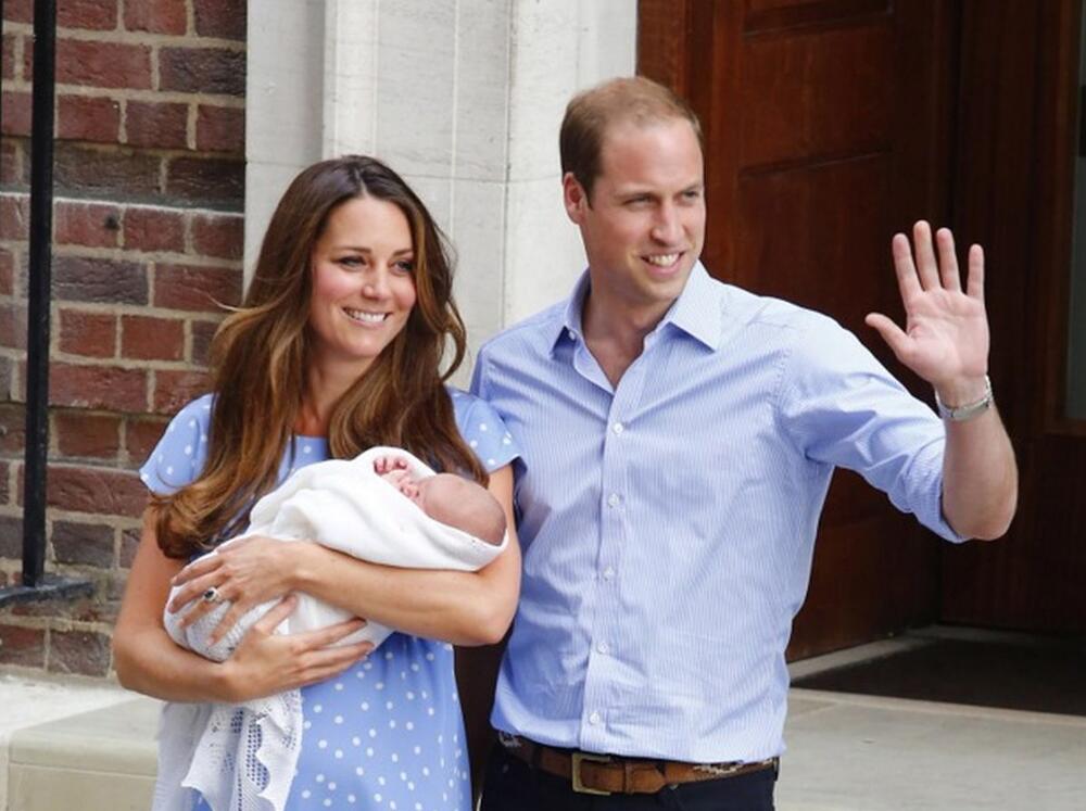 Kejt Midlton ispred bolnice nekoliko sati posle rođenja princa Džordža