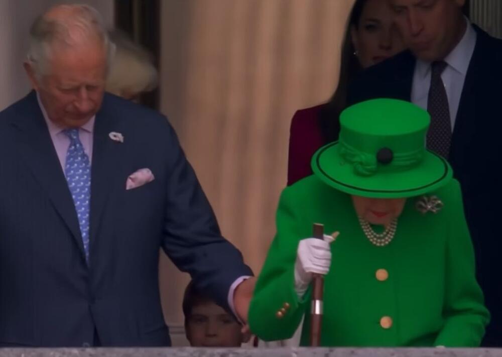 Kralj Čarls III, tada princ od Velsa, izvodi kraljicu Elizabetu II na balkon