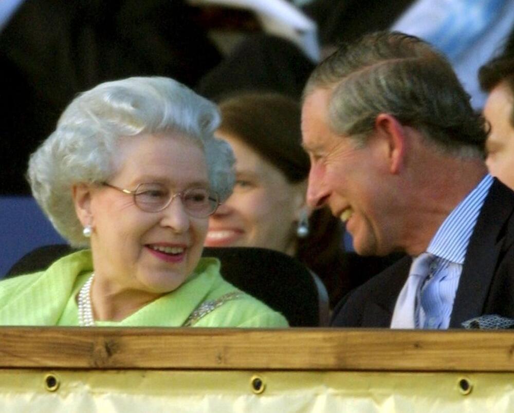Kraljica Elizabeta II i kralj Čarls III, tada princ od Velsa