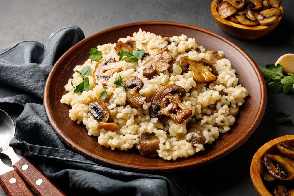 Veganski, posni rižoto najlepši je s pečurkama i bujonom od povrća
