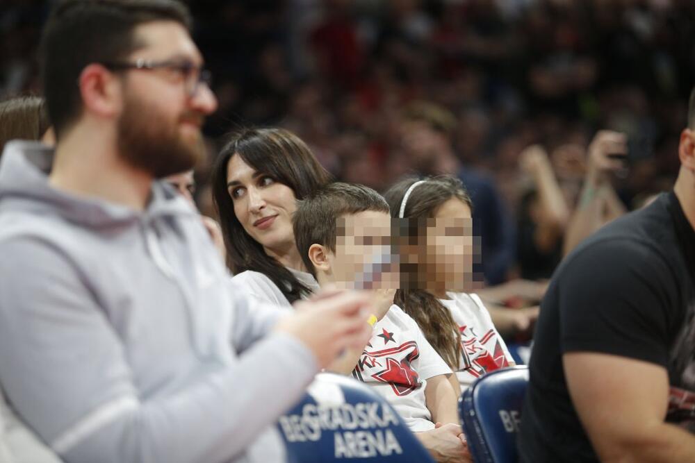 <p>Jelisaveta Orašanin Teodosić sa decom Petrom i Bogdanom pojavila se na utakmici supruga Miloša Teodosića, u jeku navoda i tračeva o razvodu.</p>