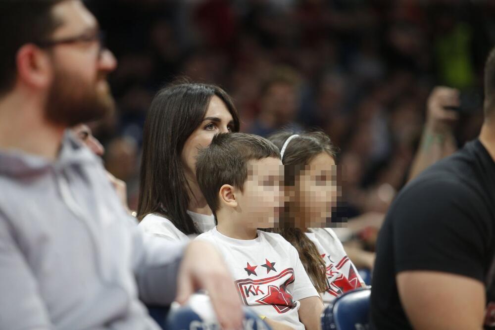 <p>Jelisaveta Orašanin Teodosić sa decom Petrom i Bogdanom pojavila se na utakmici supruga Miloša Teodosića, u jeku navoda i tračeva o razvodu.</p>