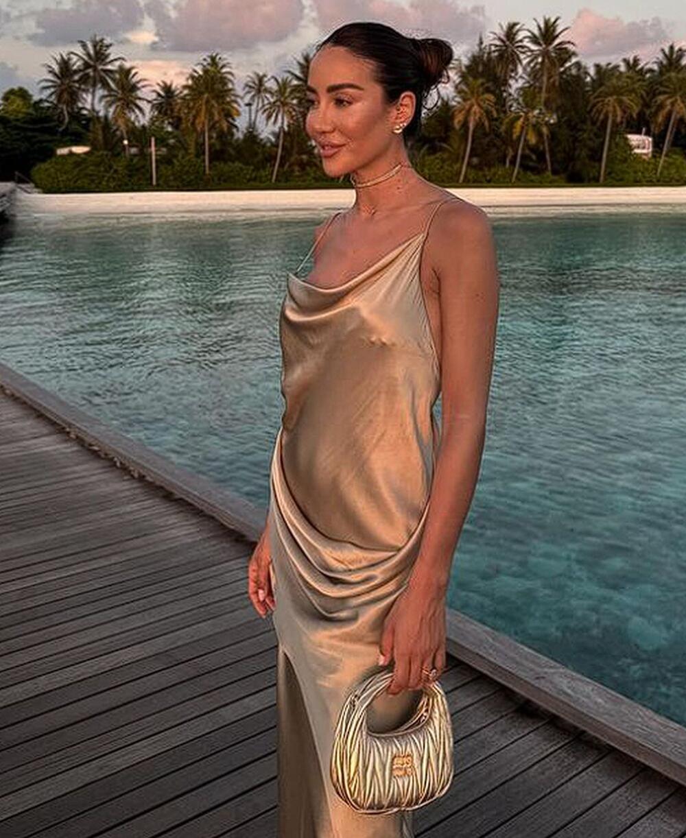 Tamara Kalinić u slip haljini i s Miu Miu torbicom na Maldivima
