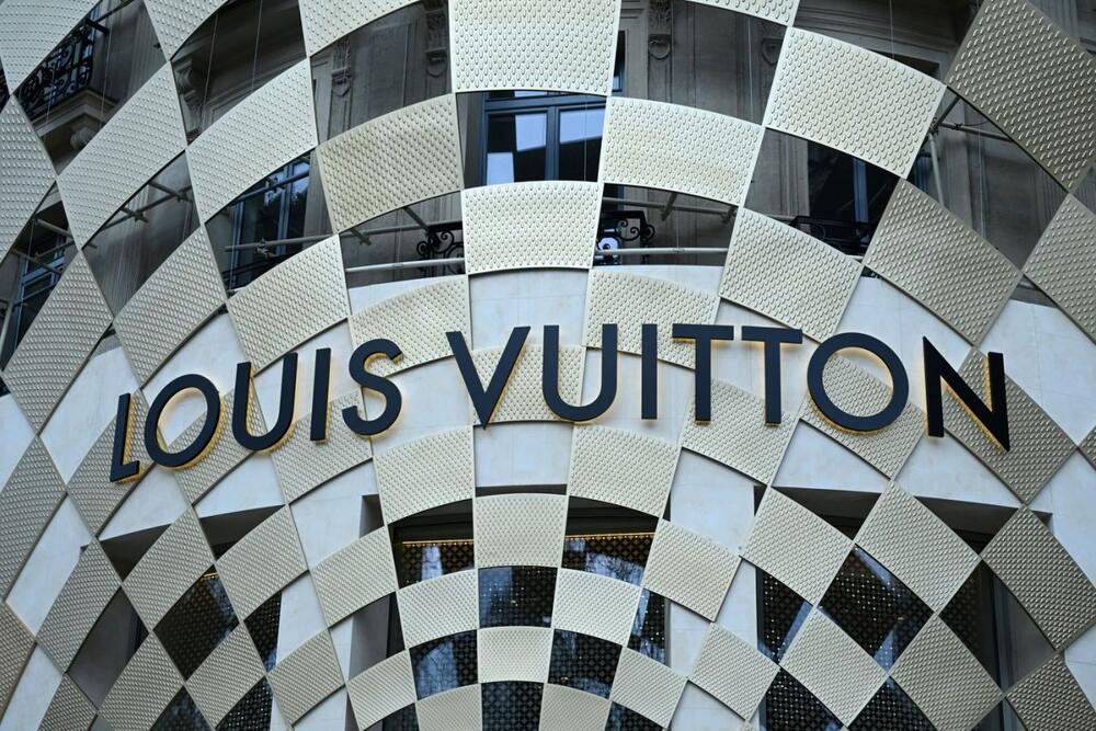 Prodanica modne kuće Louis Vuitton u Parizu