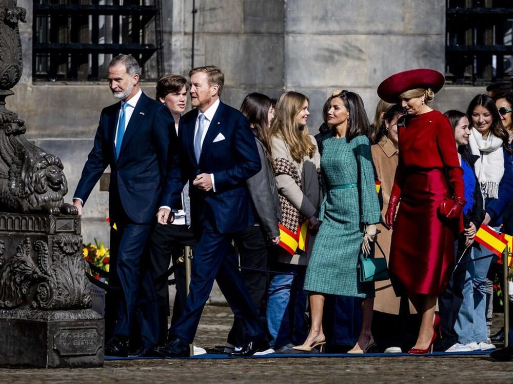 Španska kraljevska porodica u poseti Holandiji, s holandskim kraljem i kraljicom na amsterdamskom Trgu Dam